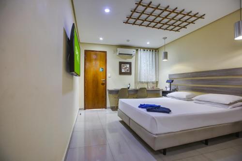 圣保罗Spa Motel - Radial Leste的一间带大床的卧室和一间客厅