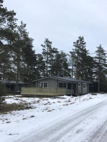 PålsböleBastöstugby stuga 17的雪中在路边的房子