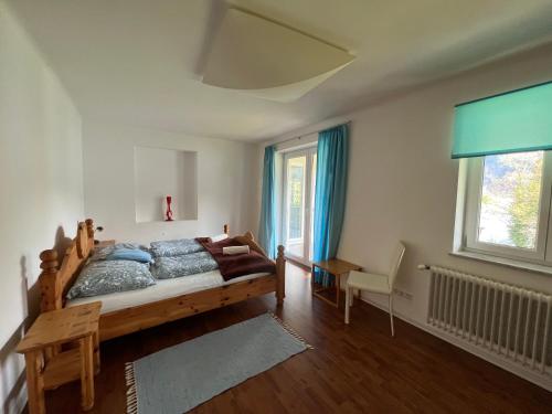 赛特朵夫Ferienhaus am See的一间卧室设有一张木床和一个窗户。