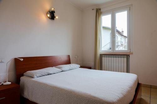 奥利维托拉里奥Villa Oliveto apartments的一间卧室设有一张床和一个窗口