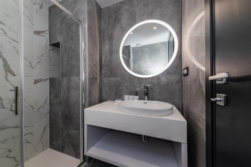 普罗马尼亚Marello的一间带水槽和镜子的浴室