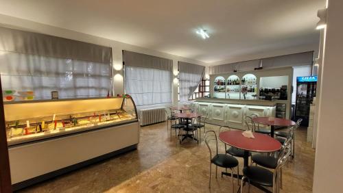 巴切诺Albergo Valentini的一间带桌椅和柜台的餐厅