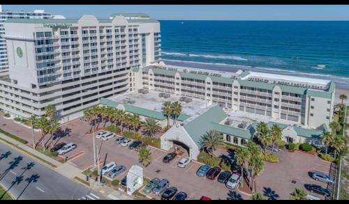 代托纳海滩Daytona Beach Resort Private balcony Ocean Front的靠近大海的大建筑的空中景观