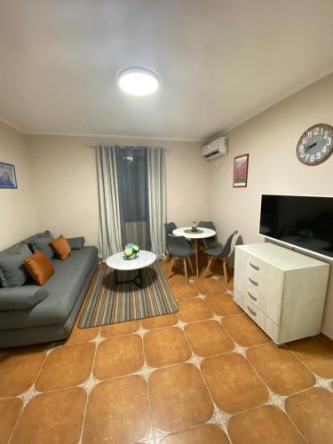 蒂瓦特Aquata Apartments的客厅配有沙发和桌子
