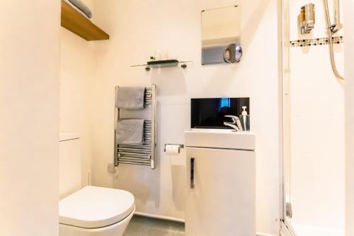 切斯特Domus House Studio Apartments Chester city centre by Rework Accommodation的一间带卫生间的浴室和一台电视。