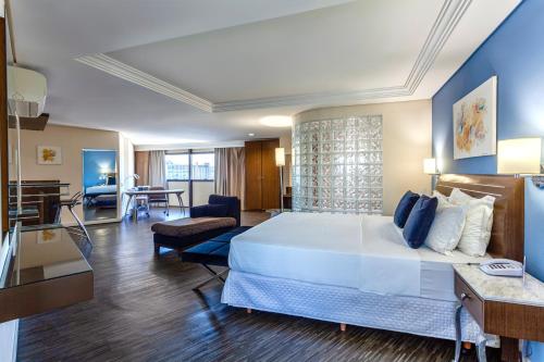 约恩维利约恩维利蓝树塔酒店的酒店客房设有一张大床和一间客厅。
