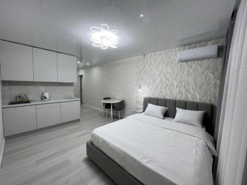基辅Deluxe apartments - Viva Ukraine的一间带大床的卧室和一间厨房