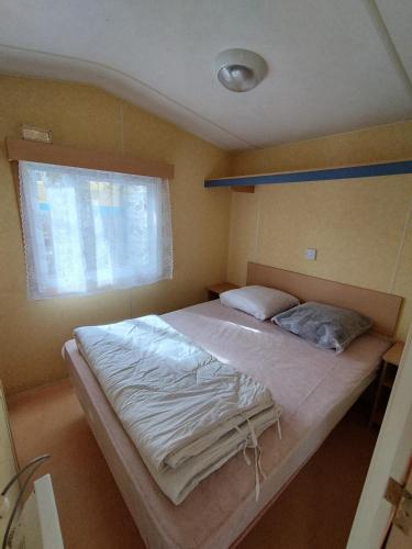 Mobil-home 5 places dans camping familial客房内的一张或多张床位