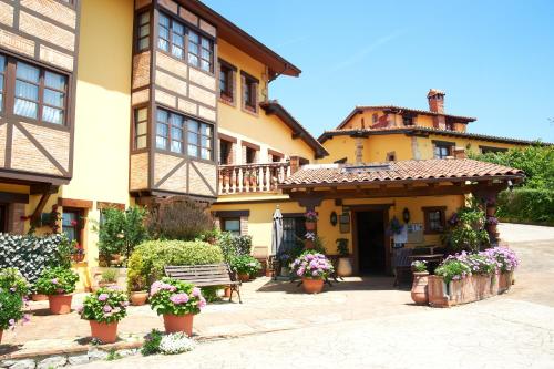 柯米拉斯索兰纳蒙塔涅萨乡村旅馆的庭院里长凳和鲜花的建筑
