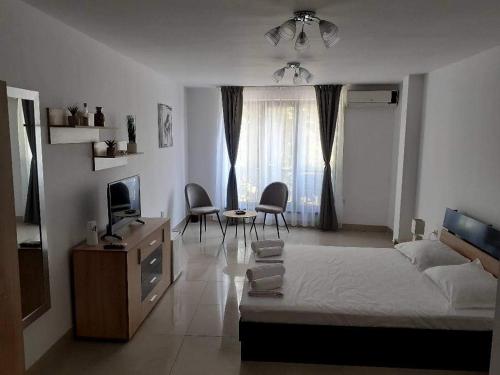 多布里奇Апартамент Quattro的一间卧室配有一张床、一台电视和一张桌子