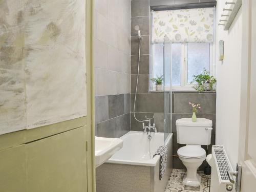 布里德灵顿Brincliffe Landing - Uk42799的浴室配有卫生间、浴缸和水槽。