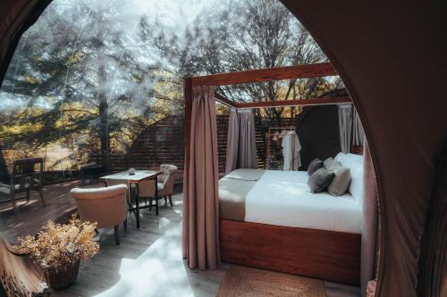 索里亚Noctis Hotel的一间卧室配有一张天蓬床和一张桌子