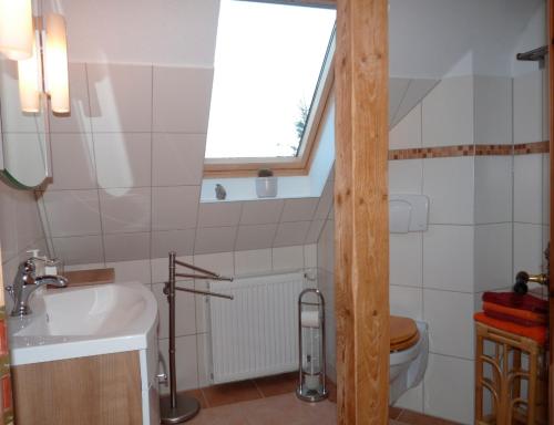 Hohen SprenzFerienwohnung am Papensee的一间带水槽和卫生间的浴室