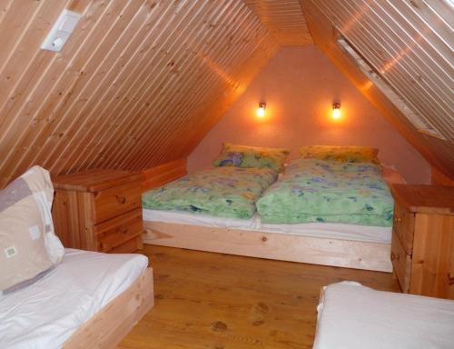 Hohen SprenzFerienwohnung am Papensee的阁楼上的卧室配有两张床