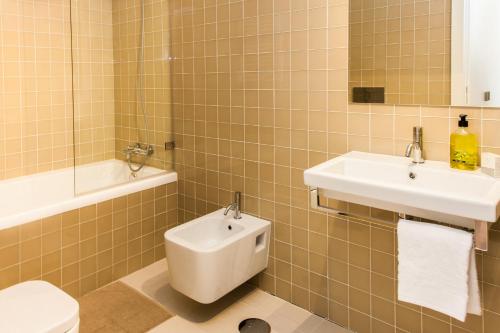 波尔图Cardosas Charming Apartment with Balconies的一间带卫生间和水槽的浴室