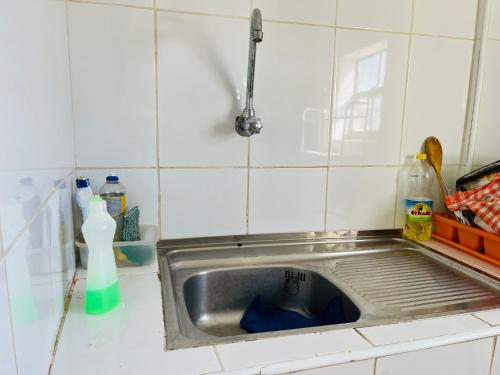 威廉斯塔德Nouvelle Orange Willemstad的厨房水槽里装有蓝色物品