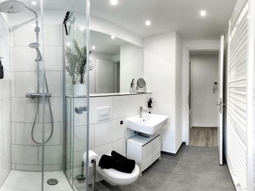 布伦瑞克LIGHTPLACE • Design • Boxspring • Balkon • 2 Smart TV •Innenstadt的白色的浴室设有水槽和淋浴。