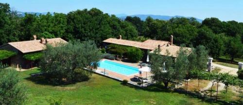 皮蒂利亚诺Villa Vacasio Bio-Eco的享有带游泳池的房屋的空中景致