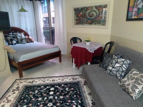 曼加拉蒂巴Loft Condado em Sahy - Mangaratiba的客厅配有沙发和桌子