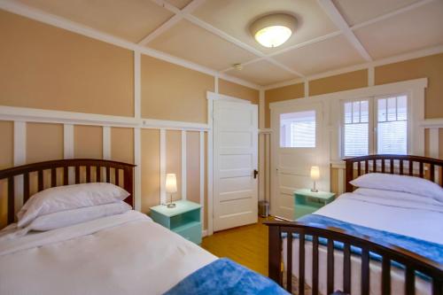 圣地亚哥OB Beach House的卧室内的两张床,配有两张台灯。