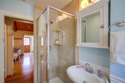 圣地亚哥OB Beach House的带淋浴和盥洗盆的浴室
