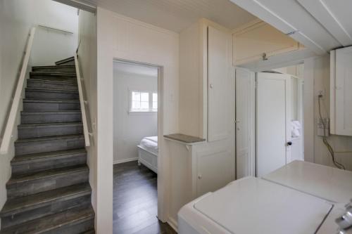 圣地亚哥OB Beach Daze 1的带楼梯的房间,配有一张床和一个楼梯间