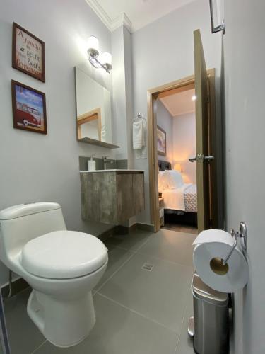 波哥大Cal Bed & Breakfast的一间带卫生间、水槽和床的浴室