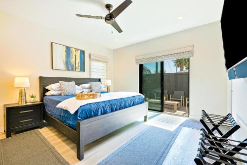 圣地亚哥Rooftop Views的一间卧室配有一张床和吊扇