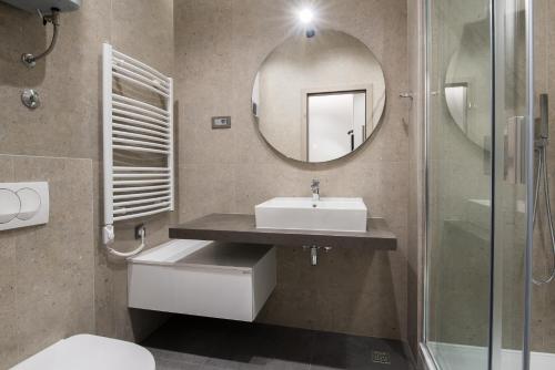 斯普利特Seascape Luxury Rooms的一间带水槽和镜子的浴室