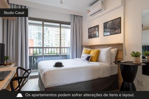 圣保罗Smart Charlie Parque Augusta Mackenzie的配有一张床、一张书桌和一扇窗户的酒店客房