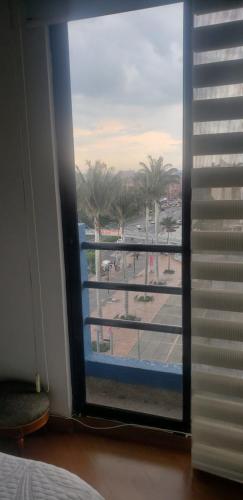 波哥大APARTA-HOTEL BADEN的客房设有一个享有街道景致的窗户。