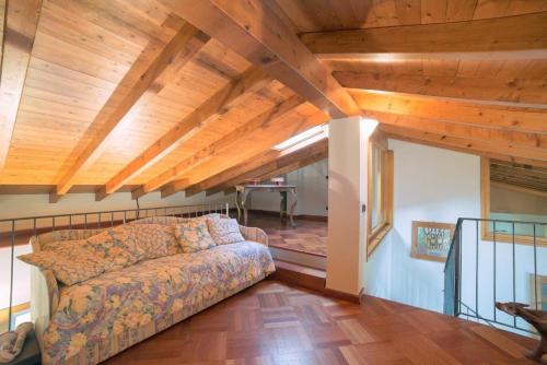 斯特雷萨Villa Gaia的带沙发和木制天花板的客厅