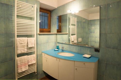 斯特雷萨Villa Gaia的一间带水槽和镜子的浴室