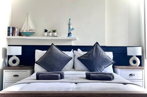 贝蒂希尔Farr Bay Inn的卧室配有蓝色和白色的床和枕头