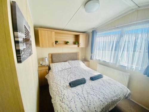 帕兹托B47 Caravan Seven Bays的一间小卧室,配有床和窗户