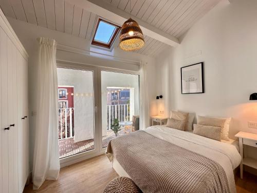 图德拉Laura's Haus with Parking的一间卧室设有一张床和一个大窗户