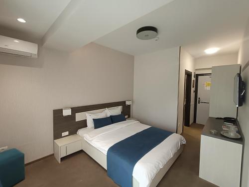 马马亚Aparthotel Mamaia的一间卧室配有一张大床和电视
