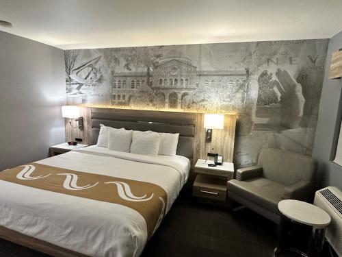奇科奇科品质酒店的酒店客房带一张大床和一把椅子