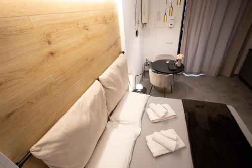巴勒莫LUXURY SUITE SANT ISIDORO的一张沙发,上面有两张餐巾纸