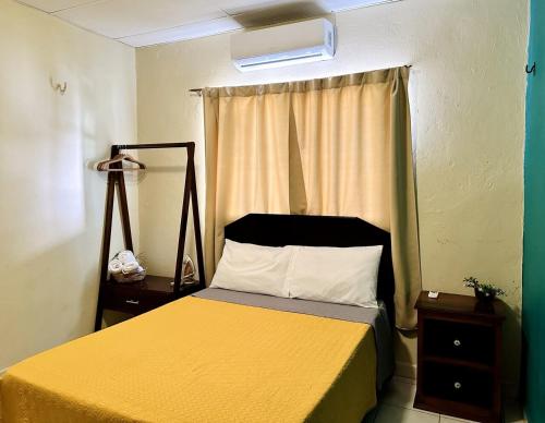 帕伦克Zamá house的一间卧室设有一张黄色的床和窗户