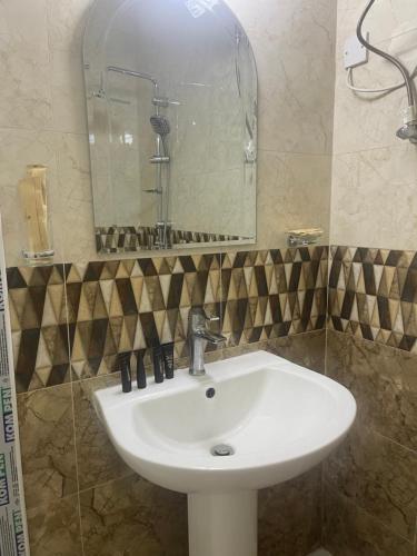 多哈معيذر للشقق المفروشه的浴室设有白色水槽和镜子
