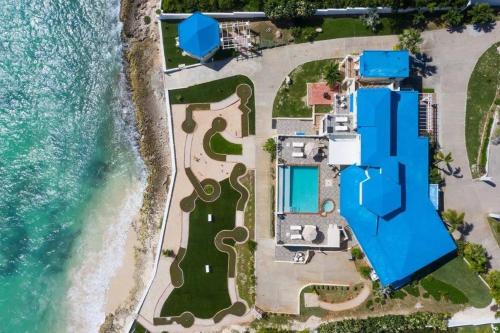 Blowing Point VillageAnguilla - Villa Anguillitta villa的海滩上别墅的空中景致