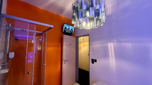 Nordkirchensmart&beautiful HOSTEL的浴室设有吊灯,挂在走廊上