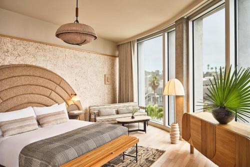 洛杉矶Santa Monica Proper Hotel, a Member of Design Hotels的一间卧室设有一张大床和一个大窗户