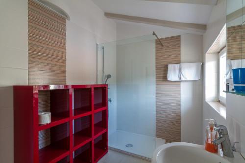 拉布马可波罗公寓的带淋浴的浴室,配有红色橱柜