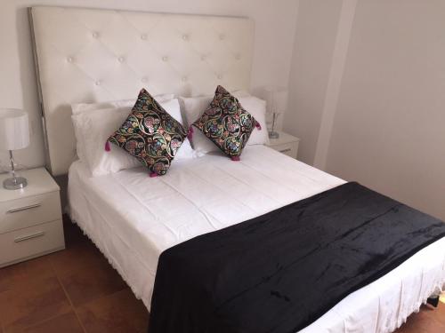 莫特里尔Playa Granada Golf的卧室配有白色的床和2个枕头