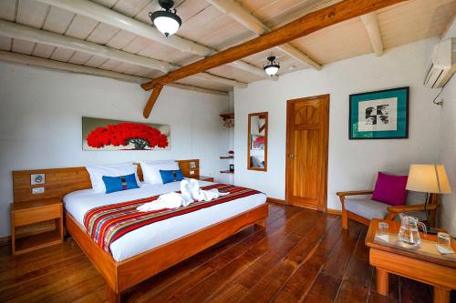 阿约拉港Enchanted Galapagos Lodge的一间卧室配有一张大床和一张桌子