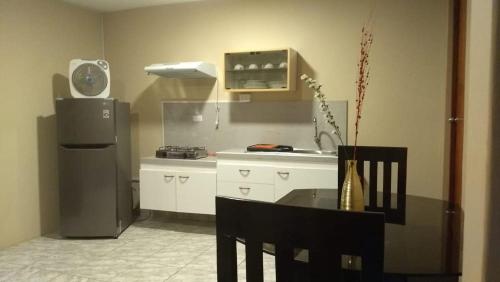 皮斯科LUNATENIS的厨房配有冰箱、桌子和台面