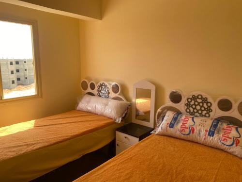 马特鲁港شقه فندقيه فاخره الچوهرة的一间卧室设有两张床和窗户。