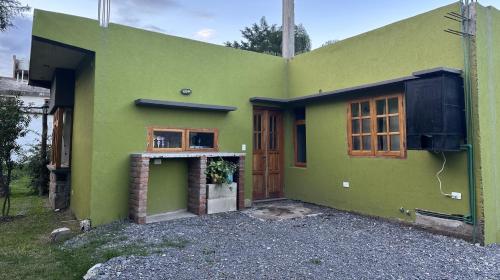 LozanoLa Pichonita的绿色的房子,有门和窗户
